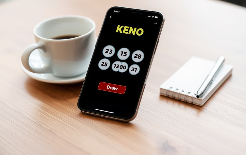 Smarttelefon med Keno-spill på trebord